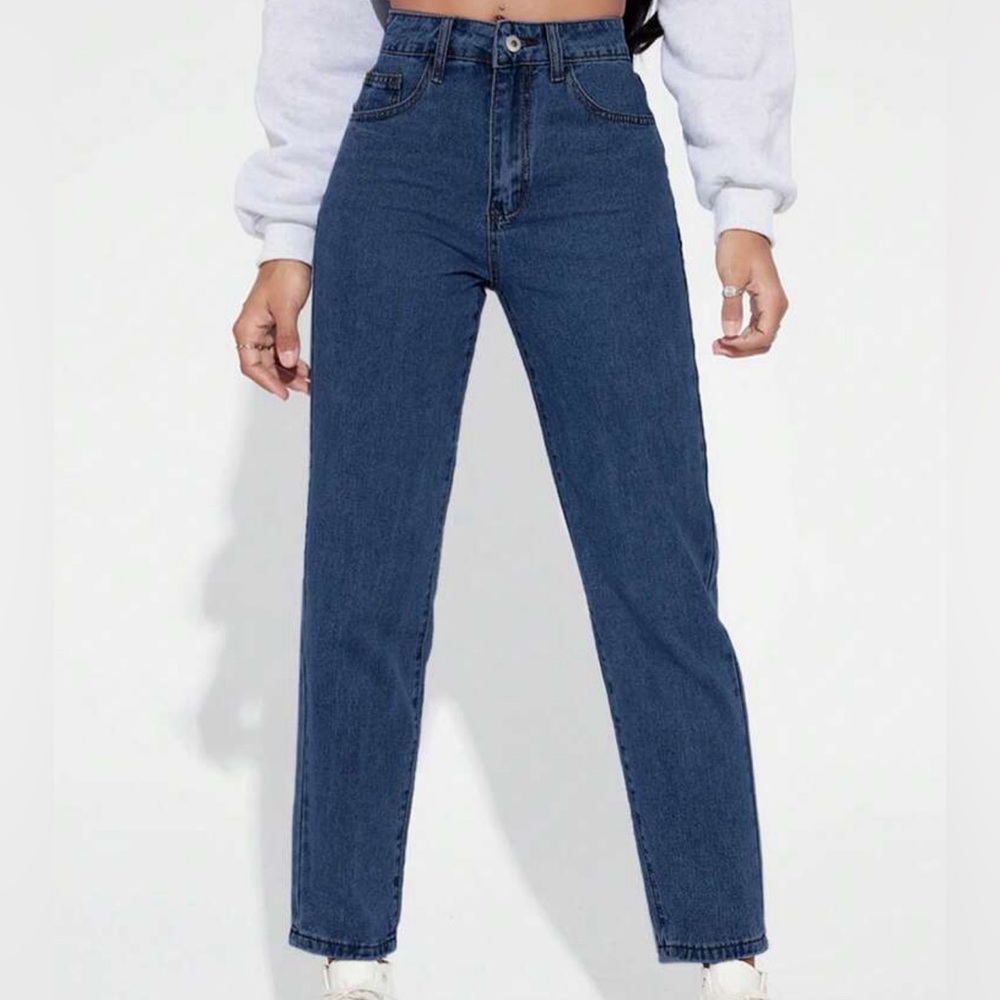 High waited boyfriend jeans.